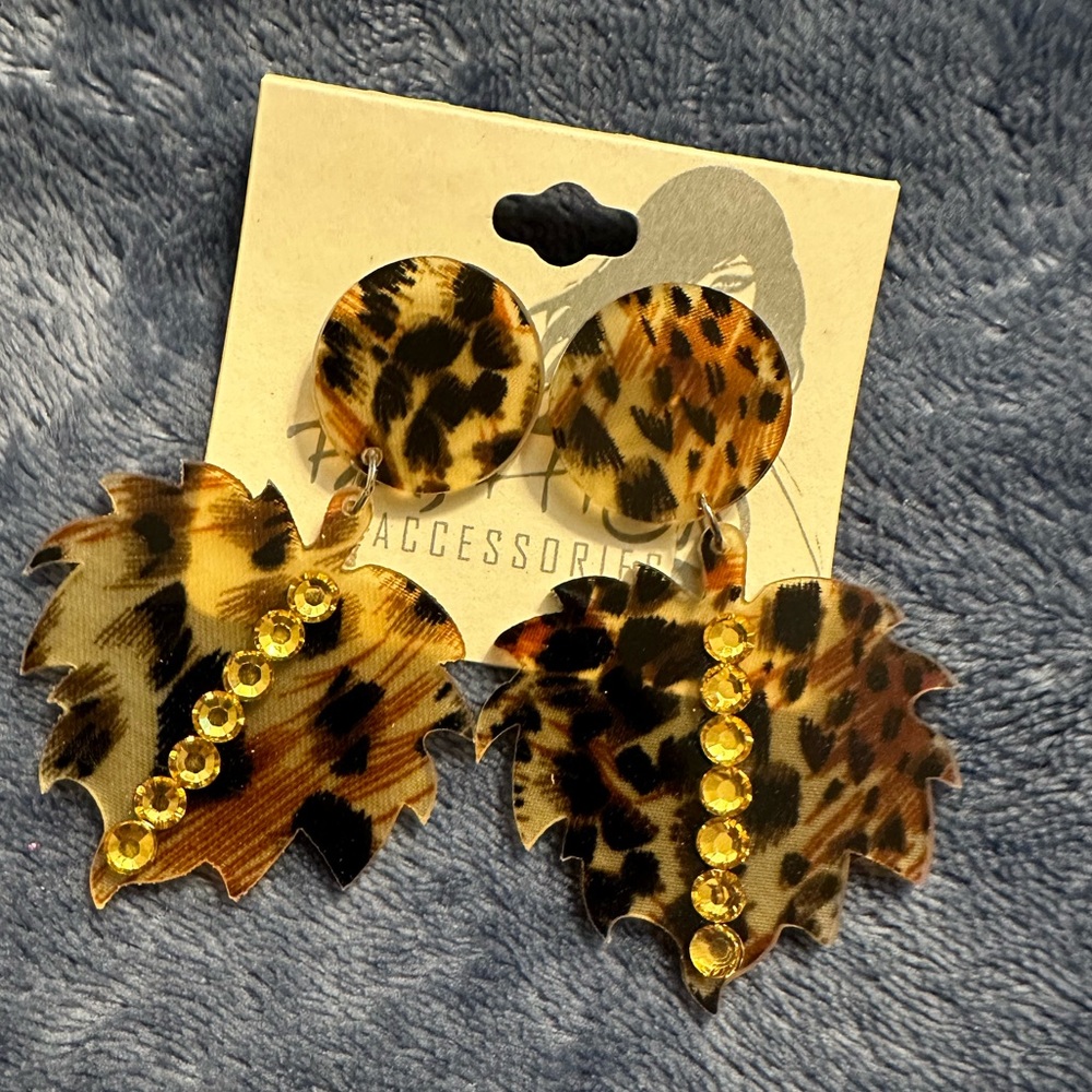 Vintage fashion, jewelry, dinging leaf leopard earrings